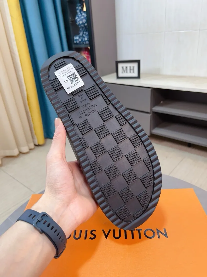 Men's Men's Shoes 💰400🌸🌸🌸🌸LV Easy 2025 new men's casual sandals and slippers, made of suede cow leather, with Monogram pattern to highlight the trendy style. Adjustable straps illuminated with LV letters, while a resilient insole and micro outsole provide lightweight comfort. Made of suede cow leather with embossed Monogram pattern and brand element metal hardware✅Adjustable straps➕Tough insole‼ ️Micro outsole. Comfortable and easy to wear‼ ️ size：38-45